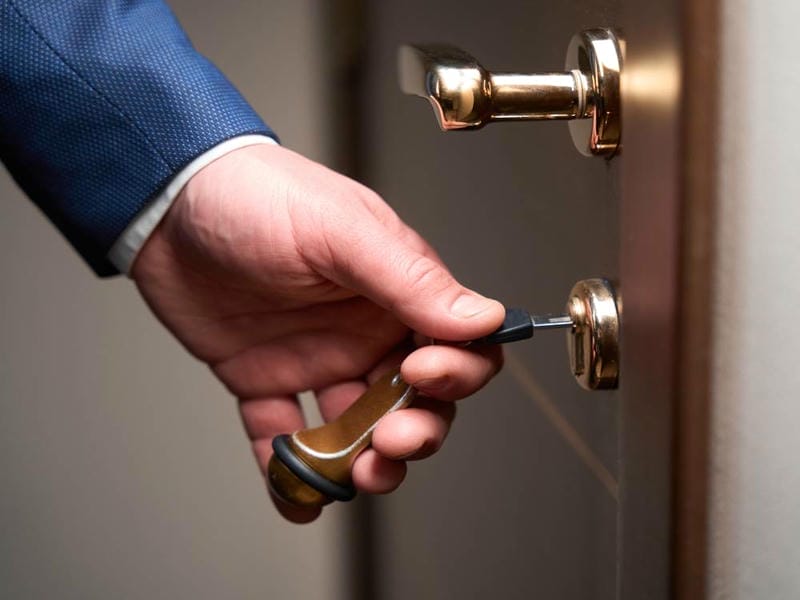 Çamlık Çilingir ve Çamlık Oto Çilingir hizmeti sunan profesyonel anahtarcı ustası. Başlık: Çamlık Mahallesi Site ve Konut Çilingir Servisi